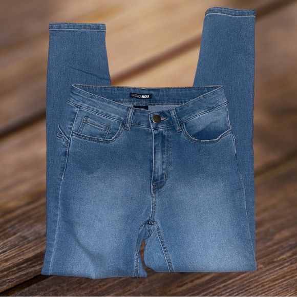 Fashion Nova Womens Light Blue Wash Jeans Denim Stretch High Rise - Picture 2 of 3